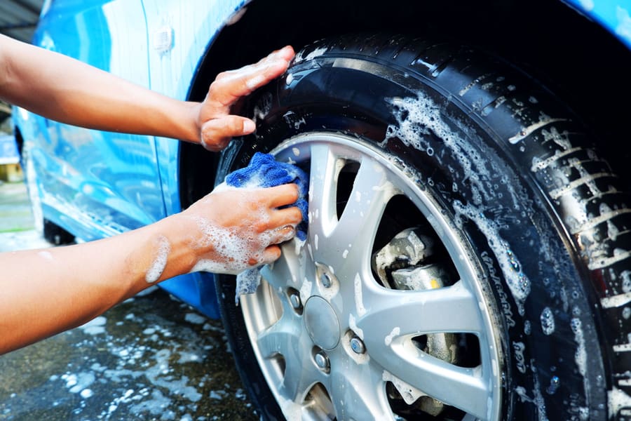 Wiping Cleaning Tires